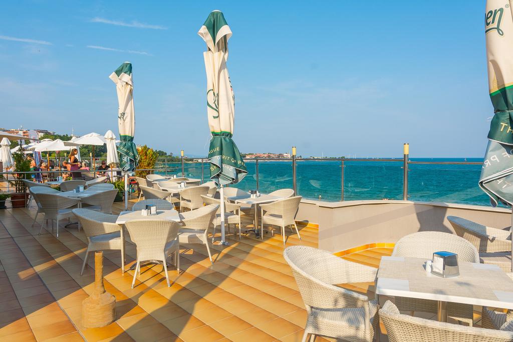 3, 5, 7 или 10 нощувки на база Ultra All Inclusive + басейн, шезлонг и чадър на плажа от МПМ хотел Арсена, на 1-ва линия в Несебър - Снимка 
