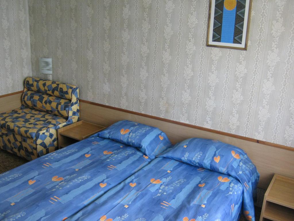 Нощувка на човек в стая без тераса на база All Inclusive + басейн от хотел Нептун к.к. Константин и Елена. Дете до 12 г. БЕЗПЛАТНО!!! - Снимка 9