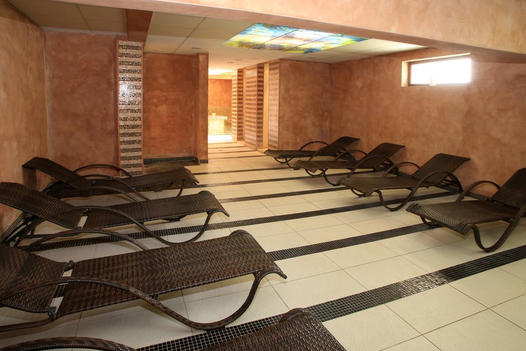 Нощувка на човек на база All Inclusive + басейн и собствен плаж от хотел Бона Вита, Златни пясъци. Дете до 12г. - безплатно! - Снимка 8