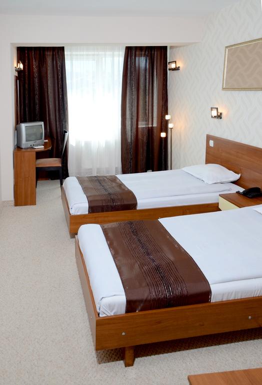 Релакс зона и топъл басейн + 1 или 2 нощувки със закуски до края на Май в хотел Рила, Дупница - Снимка 10