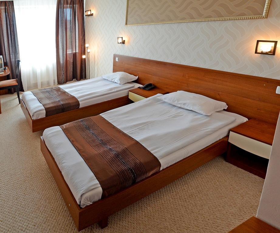 Релакс зона и топъл басейн + 1 или 2 нощувки със закуски до края на Май в хотел Рила, Дупница - Снимка 2