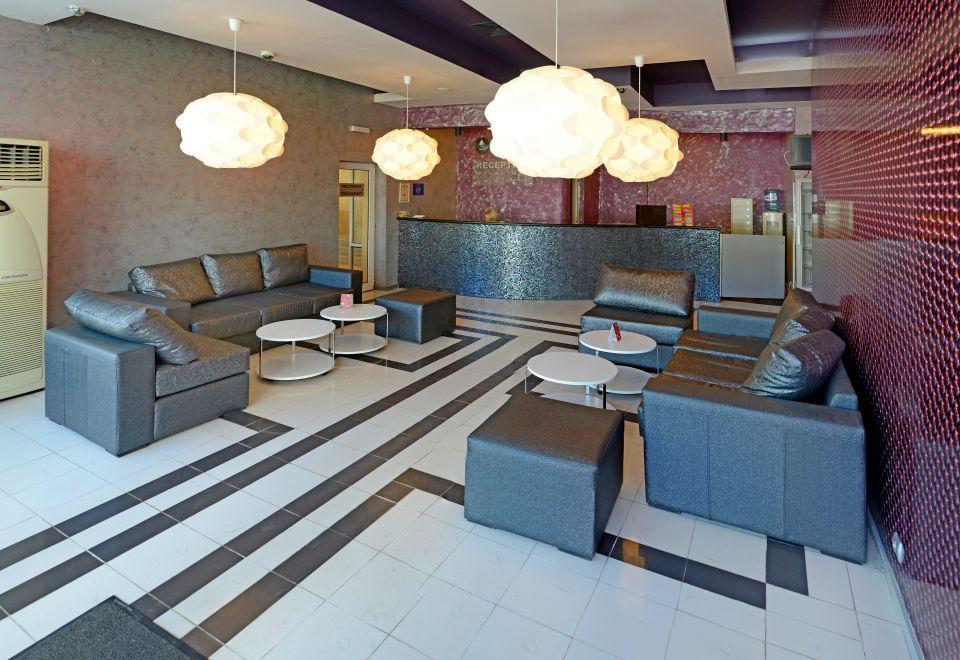 Релакс зона и топъл басейн + 1 или 2 нощувки със закуски до края на Май в хотел Рила, Дупница - Снимка 1