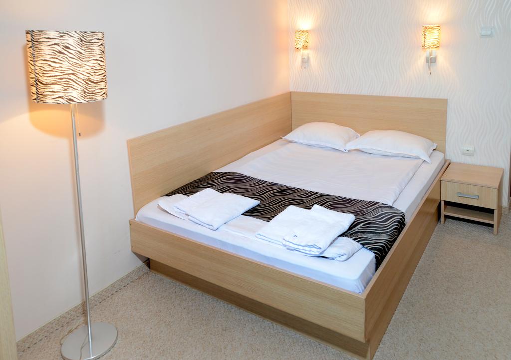 Релакс зона и топъл басейн + 1 или 2 нощувки със закуски до края на Май в хотел Рила, Дупница - Снимка 9
