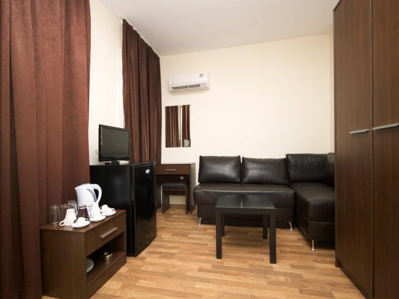 Хотел Голдън Ина - Снимка 11