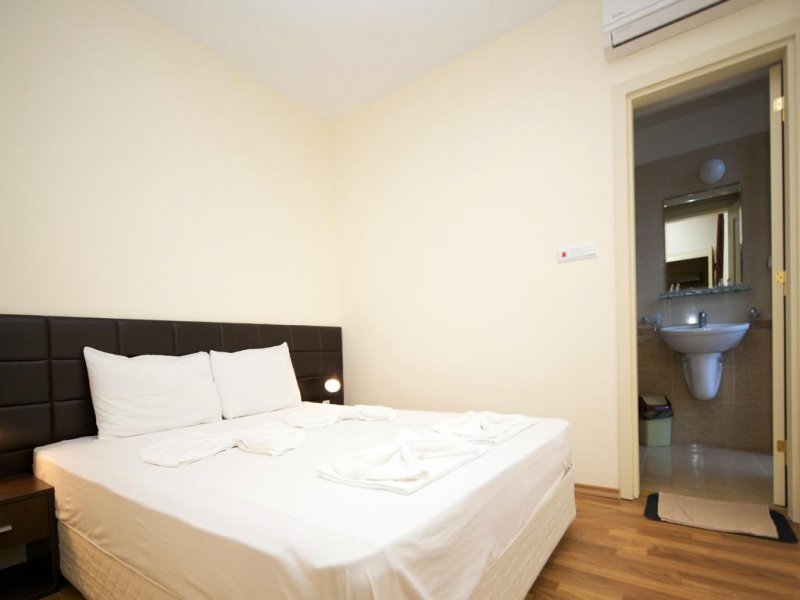 Хотел Голдън Ина - Снимка 8