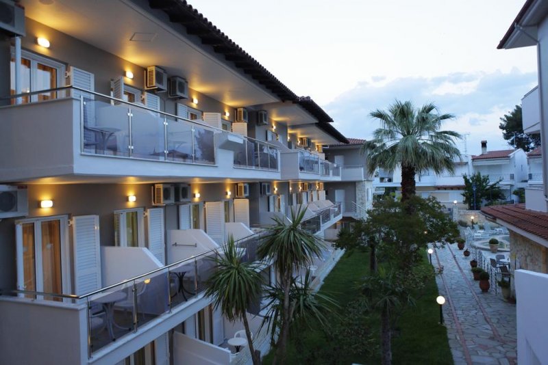 Sarantis Hotel - Снимка 2