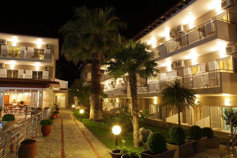 Sarantis Hotel - Снимка 1