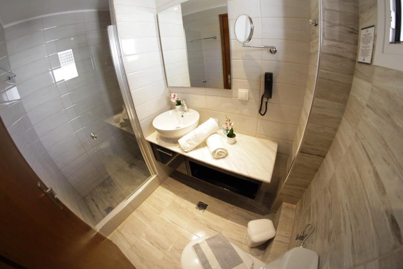 Sarantis Hotel - Снимка 1