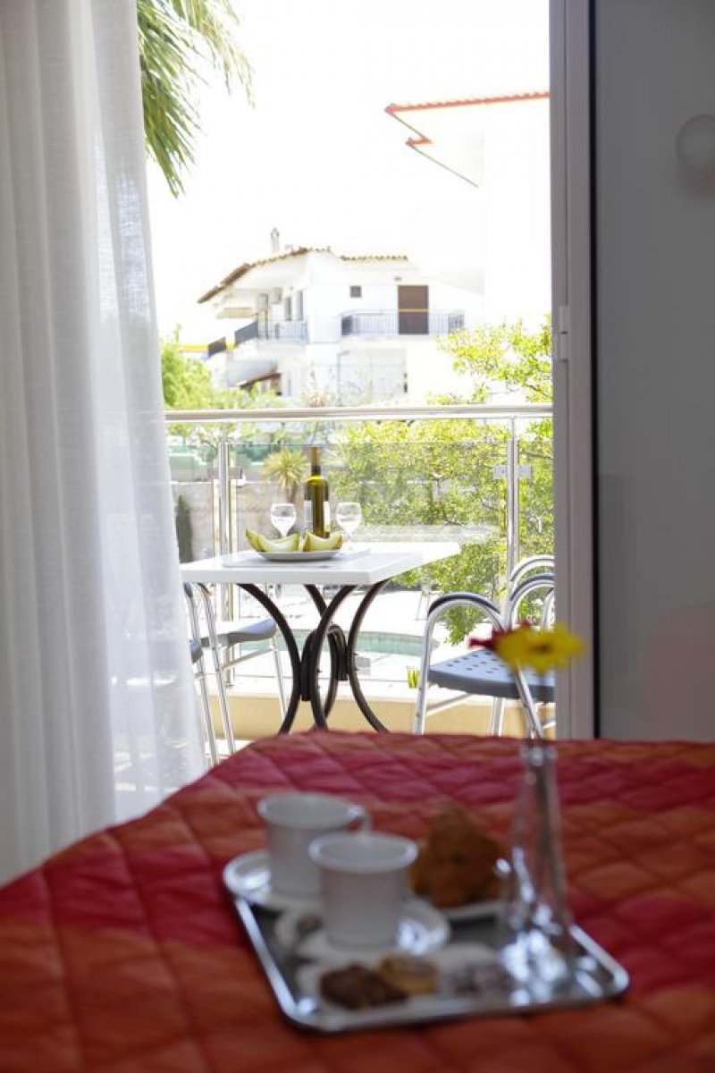 Sarantis Hotel - Снимка 2