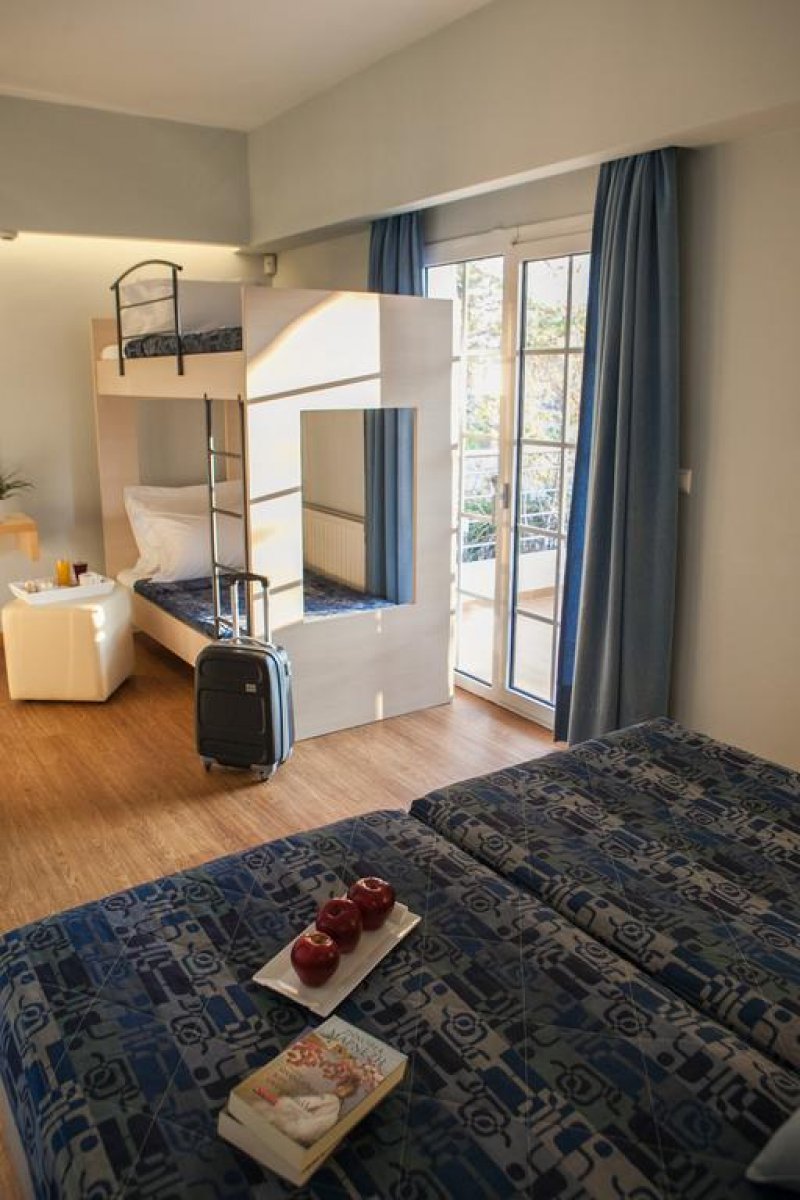 Kronos Hotel - Снимка 2