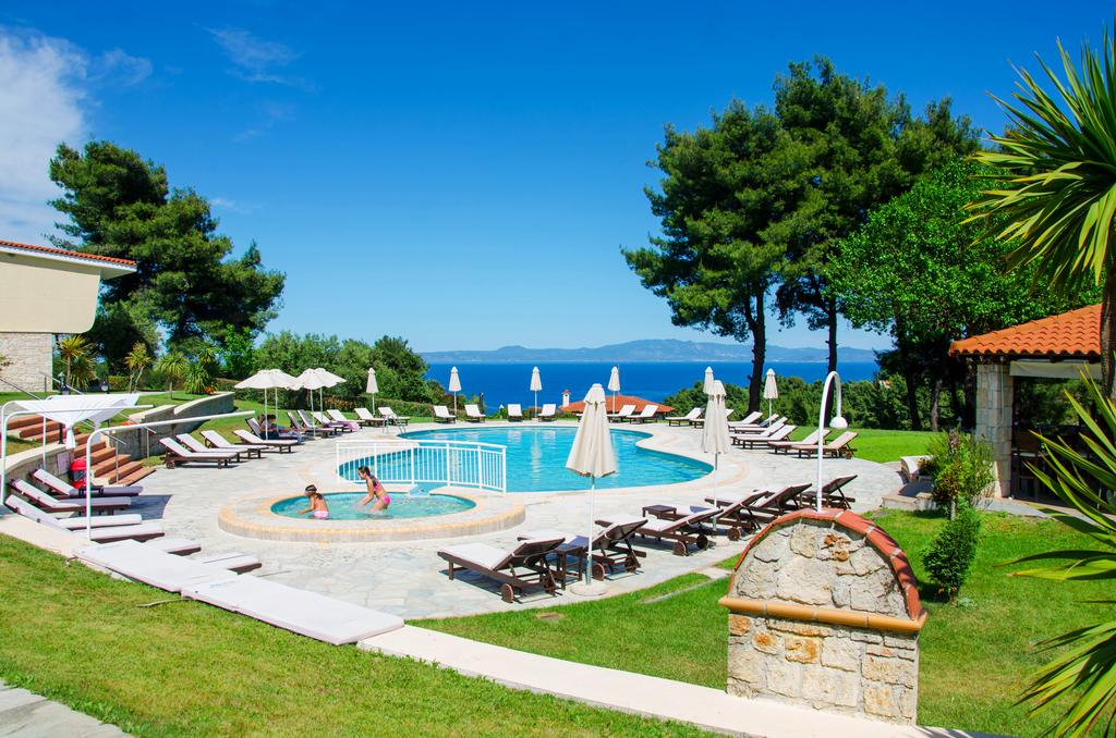 Лято 2020 в Криопиги, Халкидики, Гърция! Нощувка за двама или трима, закуска по избор + басейн в хотел Alkion - Снимка 