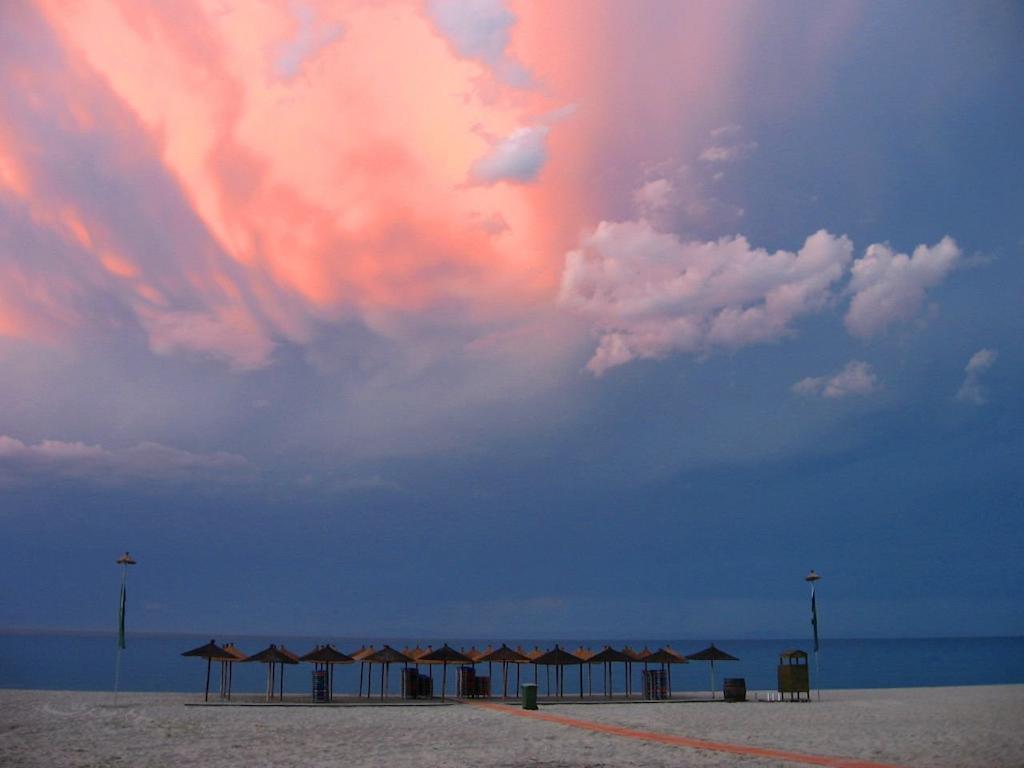 Юли и Август на 100м. от плажа в Платотомос Пиерия, Гърция! Нощувка със закуска и вечеря + басейн в хотел Olympion Melathron - Снимка 31