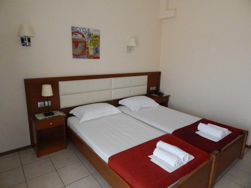 Gold Stern Hotel - Снимка 1