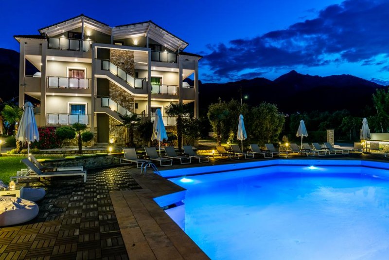 Korina Hotel - Снимка 1