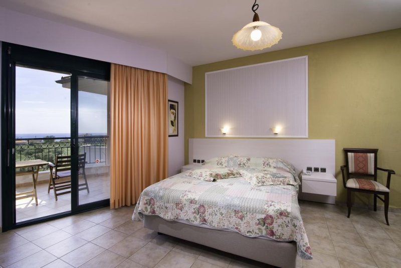 Ocean Beach Hotel - Снимка 1