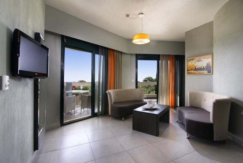 Ocean Beach Hotel - Снимка 4