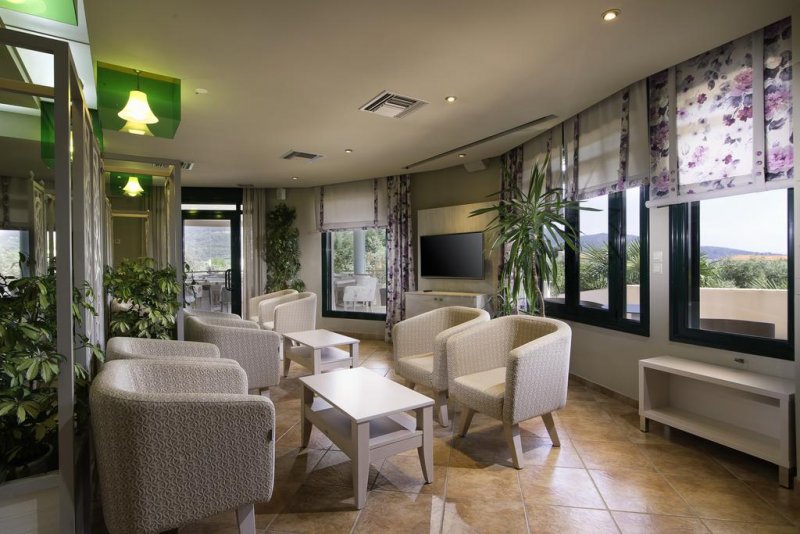 Ocean Beach Hotel - Снимка 2