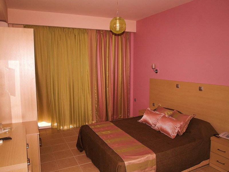 Maranton Beach Hotel - Снимка 1