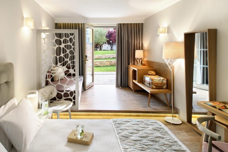 Portes Beach Hotel - Снимка 9