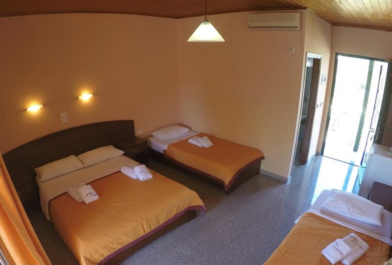 Kalias Hotel - Снимка 1