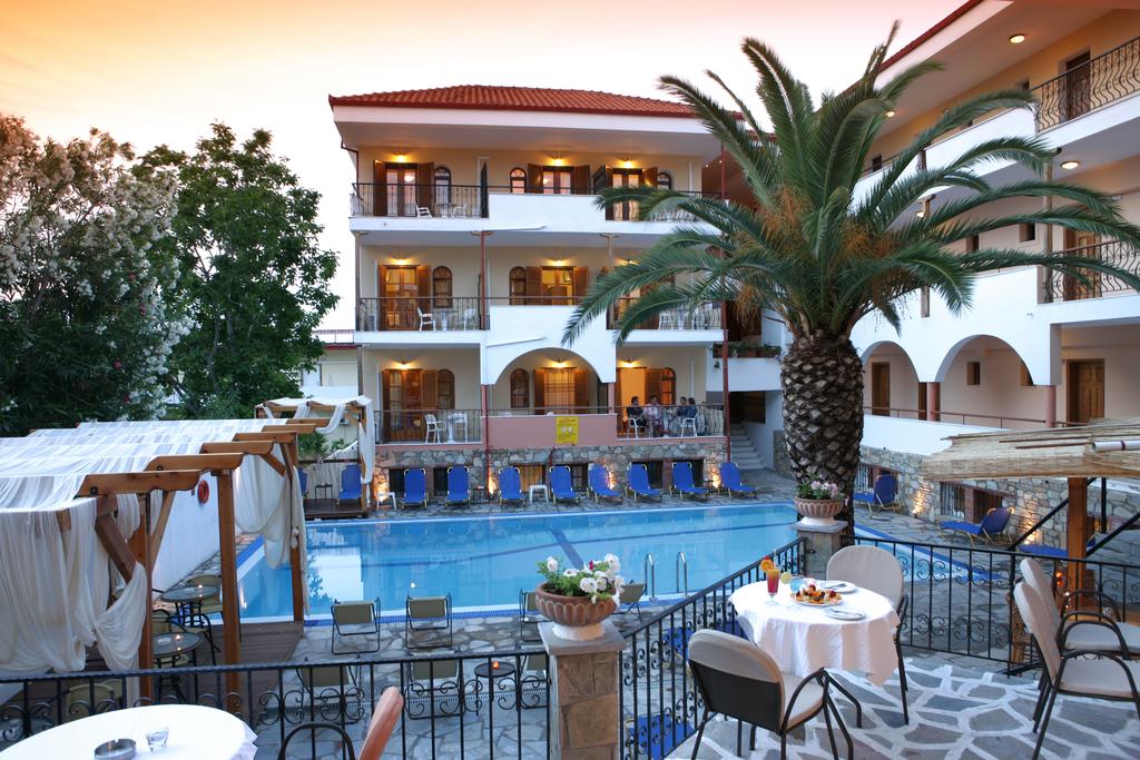 През Май и Юни: 3 нощувки със закуски в хотел Calypso 2*, Халкидики, Гърция! - Снимка 