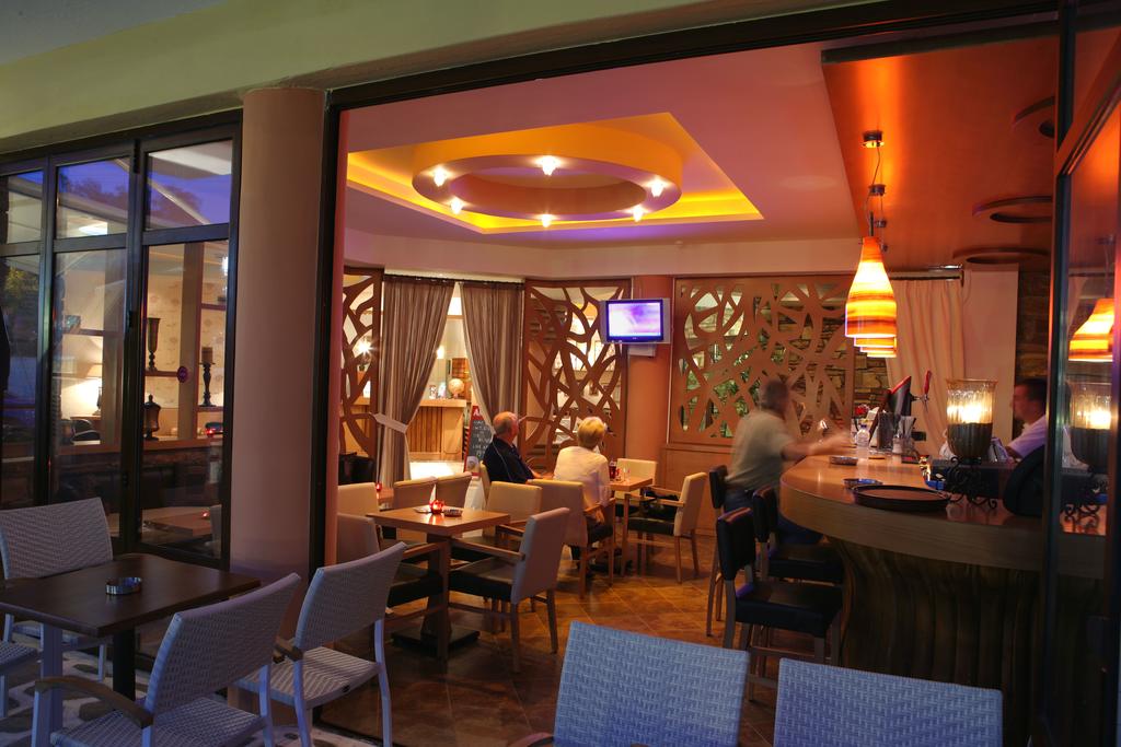 През Май и Юни: 3 нощувки със закуски в хотел Calypso 2*, Халкидики, Гърция! - Снимка 31