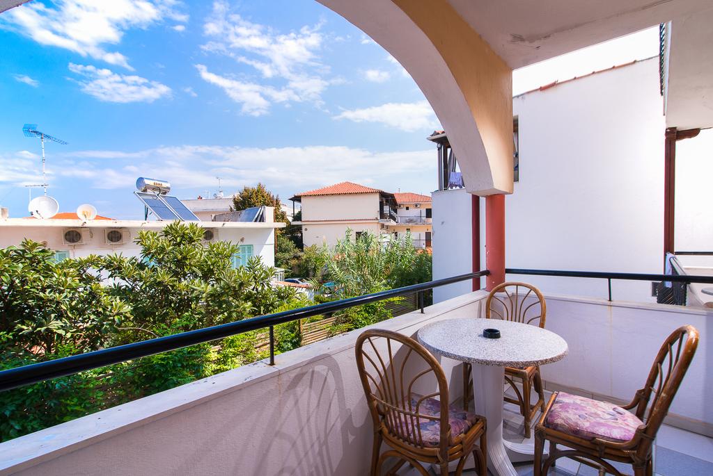 През Май и Юни: 3 нощувки със закуски в хотел Calypso 2*, Халкидики, Гърция! - Снимка 11