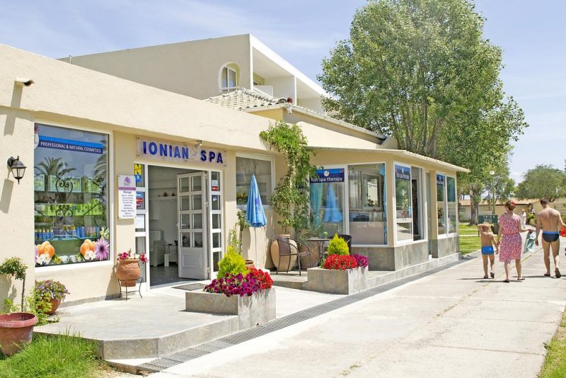 Messonghi Beach Holiday Resort - Снимка 1