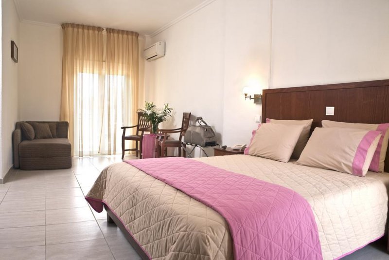 Stratos Hotel - Снимка 1