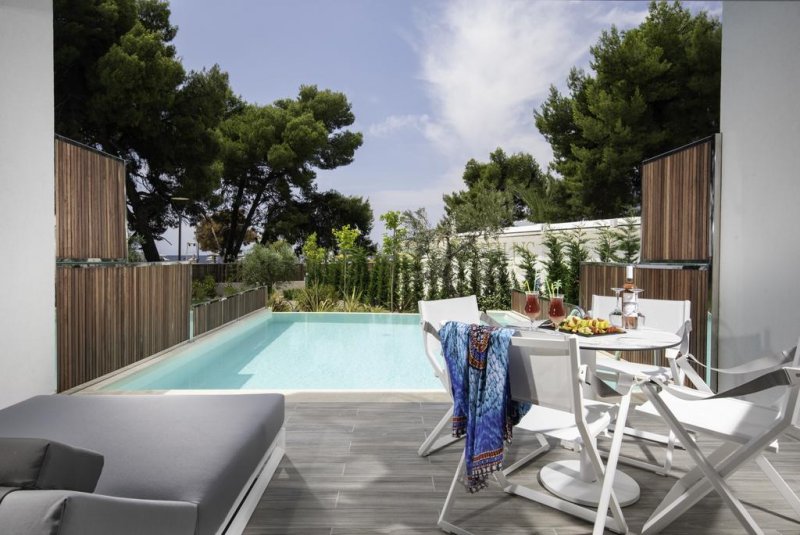 Lagomandra Beach Hotel - Снимка 2