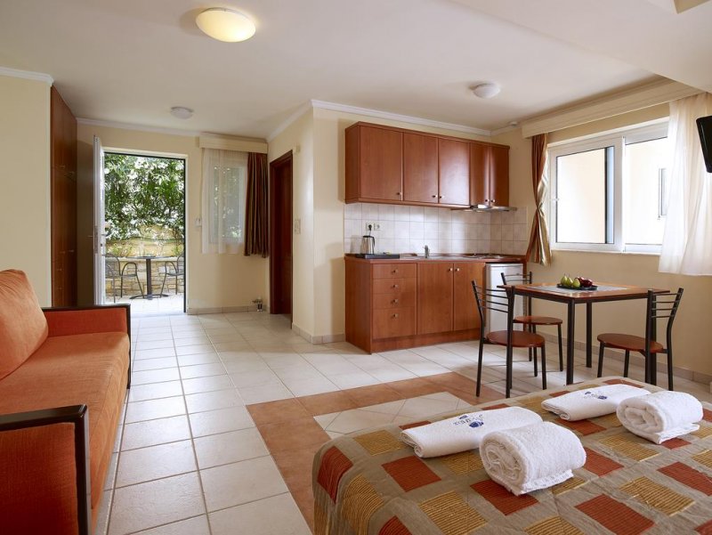 Avantis Suites Hotel - Снимка 9