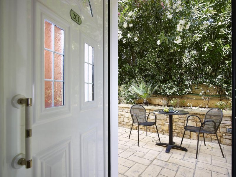 Avantis Suites Hotel - Снимка 8