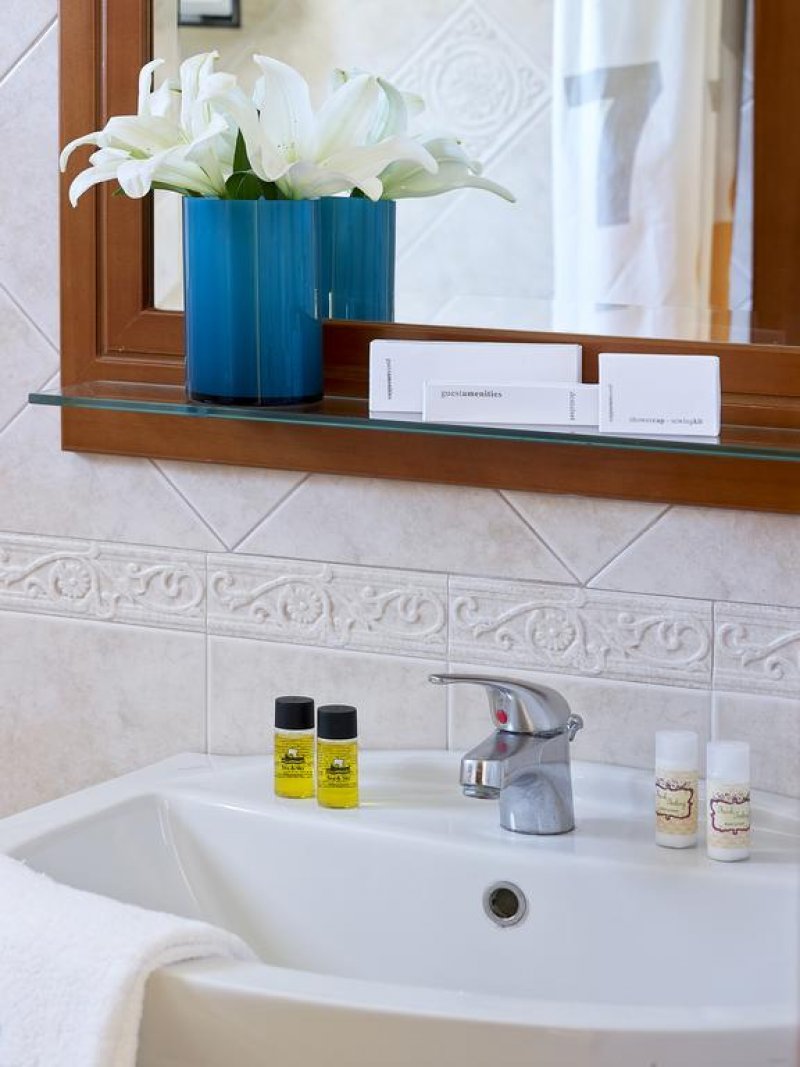 Avantis Suites Hotel - Снимка 1