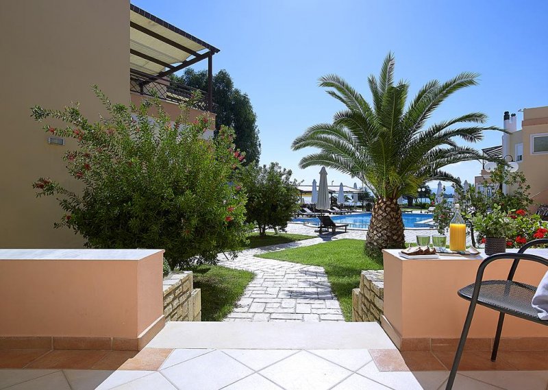 Avantis Suites Hotel - Снимка 9