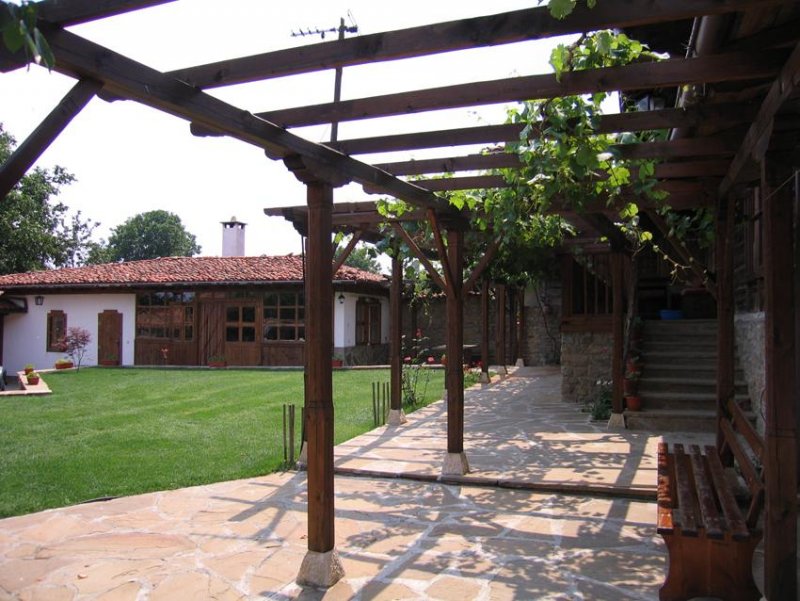 Къщата с лозницата - Снимка 2