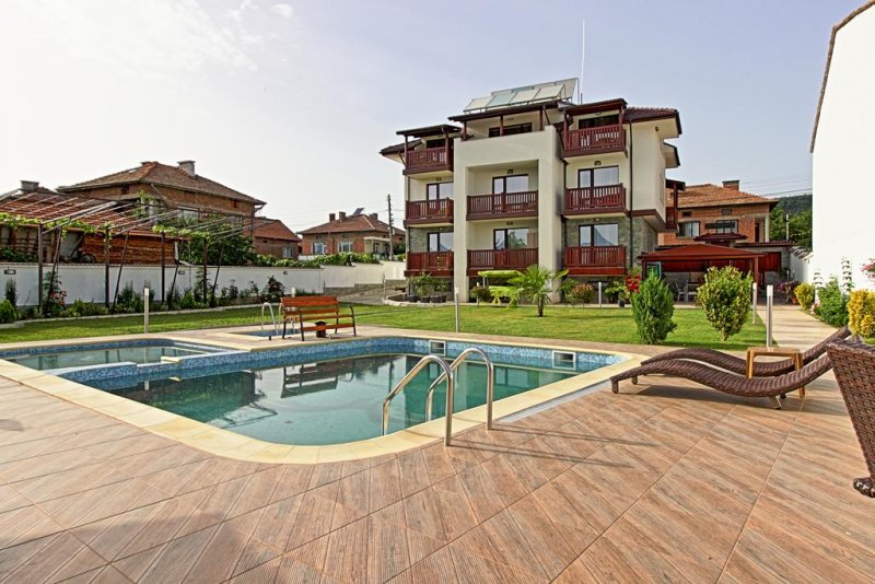 Бялата къща - Снимка 0