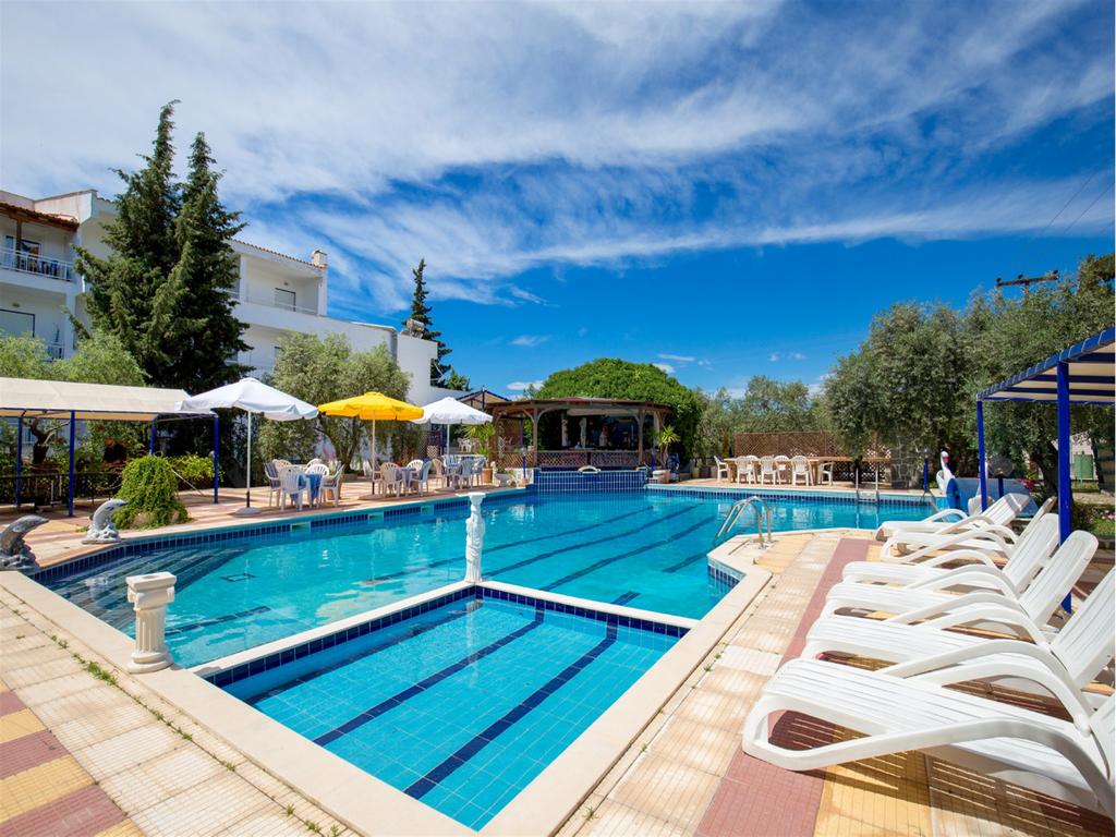 През Май и Юни: 3 нощувки със закуски и вечери в хотел Astris Sun 2*, о.Тасос, Гърция! - Снимка 