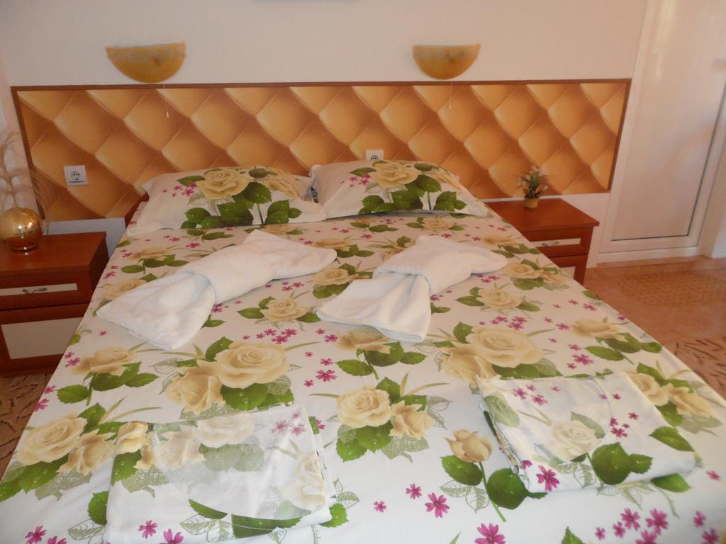 Нощувка на човек в семеен хотел Сияние, Равда - Снимка 32