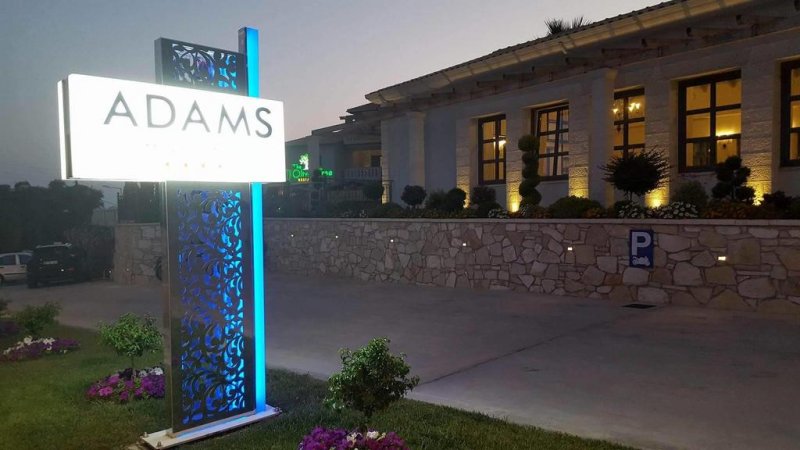 Adams Hotel - Снимка 9