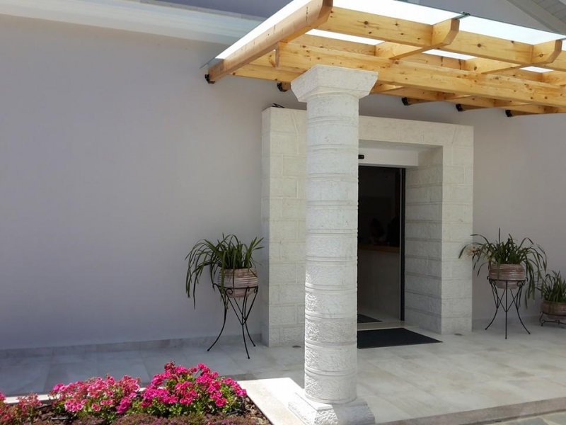 Adams Hotel - Снимка 1