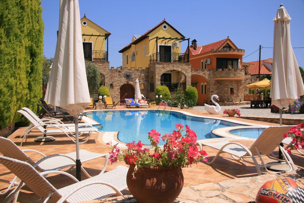 Релакс на о. Тасос! Нощувка + басейн в хотел Kastro до Скала Потамиас, Гърция! - Снимка 