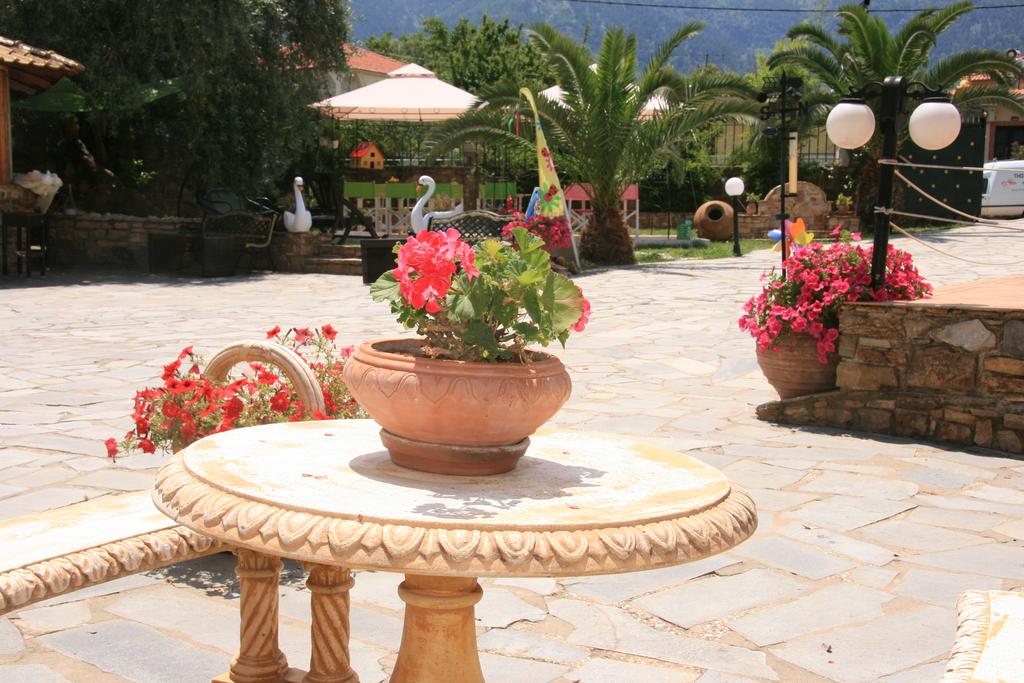 Релакс на о. Тасос! Нощувка + басейн в хотел Kastro до Скала Потамиас, Гърция! - Снимка 25