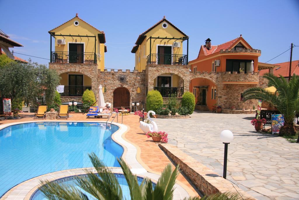 Релакс на о. Тасос! Нощувка + басейн в хотел Kastro до Скала Потамиас, Гърция! - Снимка 23