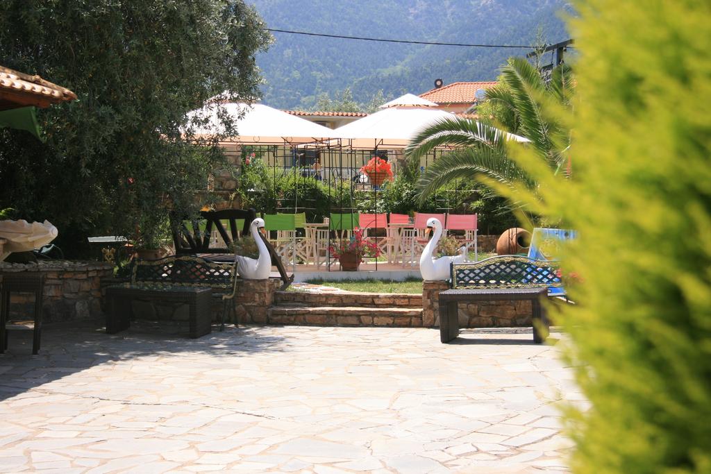 Релакс на о. Тасос! Нощувка + басейн в хотел Kastro до Скала Потамиас, Гърция! - Снимка 11