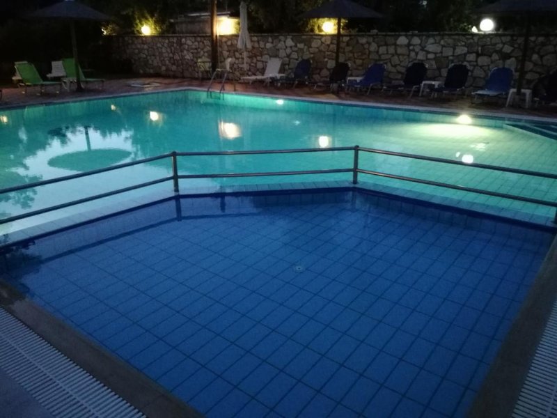 Adani Hotel - Снимка 4