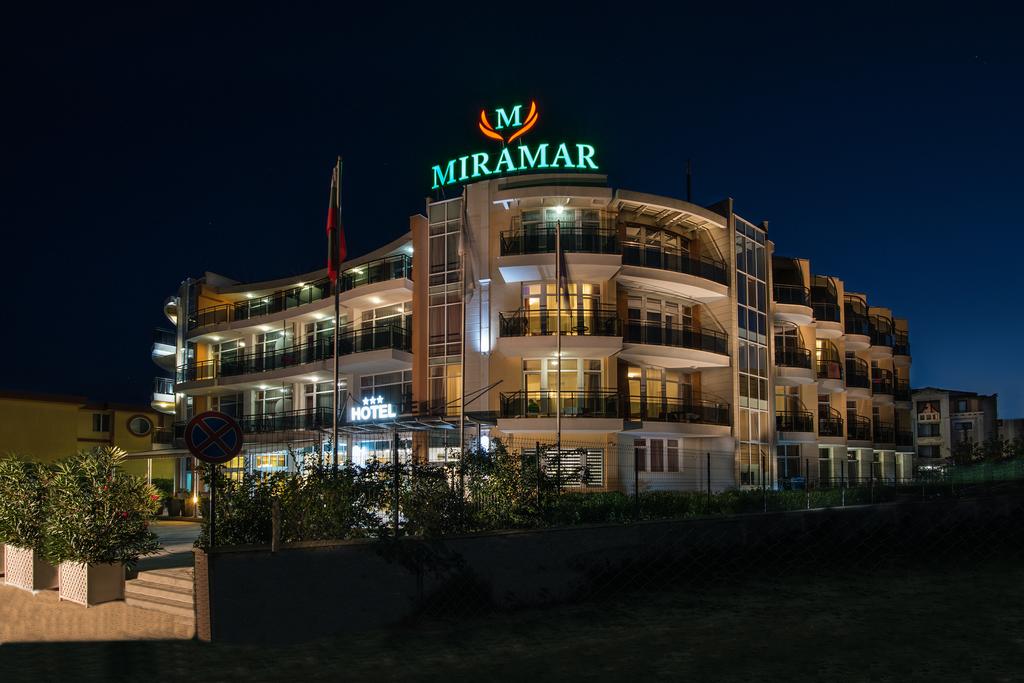 Еднодневен пакет със закуска и вечеря + ползване на басейн в хотел Мирамар, Каваци - Снимка 35
