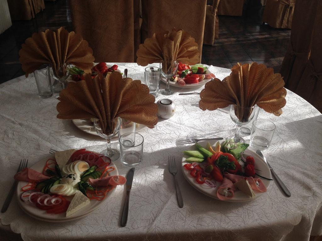 Пакети със закуски и Празнична вечеря в хотел Св. Теодор Тирон, Старозагорски минерални бани - Снимка 1