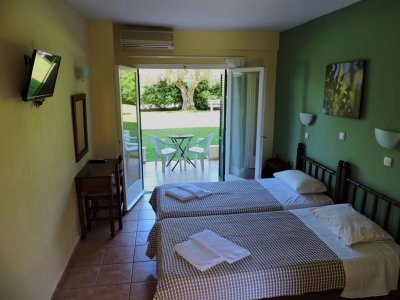 Julia Hotel Fourka - Снимка 3