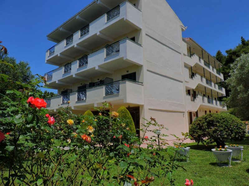 Julia Hotel Fourka - Снимка 1