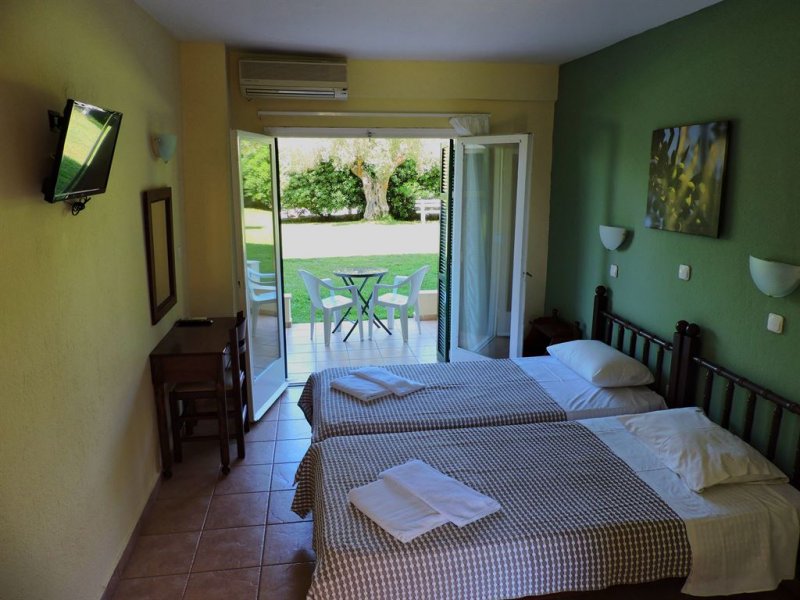 Julia Hotel Fourka - Снимка 2